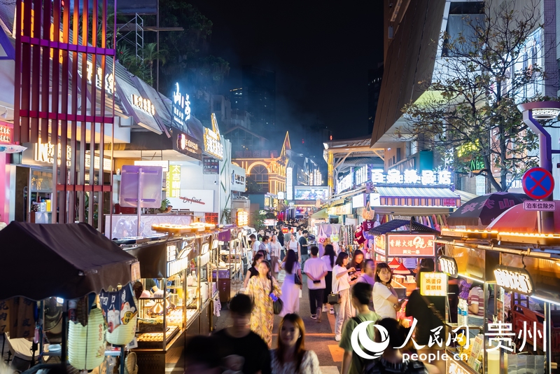 6月21日，夜幕下人頭攢動(dòng)的貴陽(yáng)市太平路街區(qū)。人民網(wǎng)記者 涂敏攝