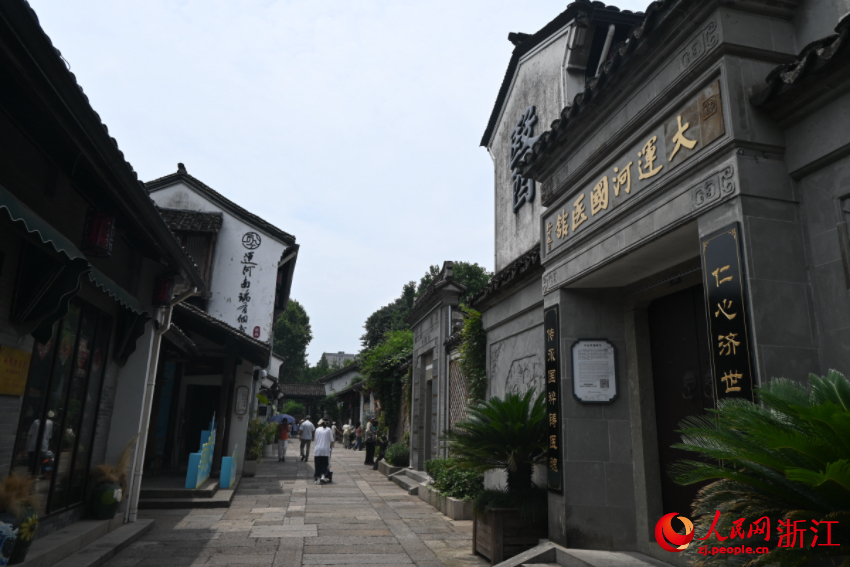 運(yùn)河邊的老建筑被完好保存下來。人民網(wǎng)記者 張麗瑋攝