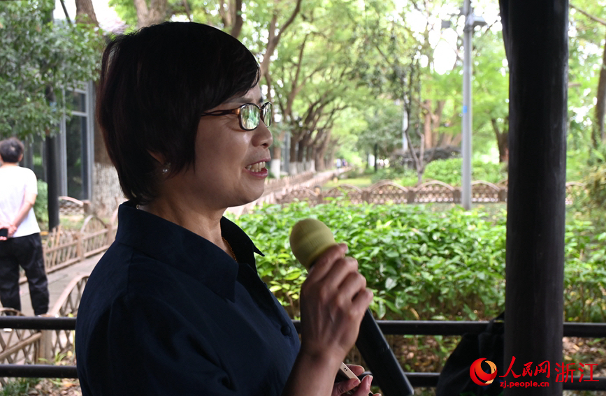 面向運(yùn)河，任國(guó)萍放聲歌唱。人民網(wǎng)記者 張麗瑋