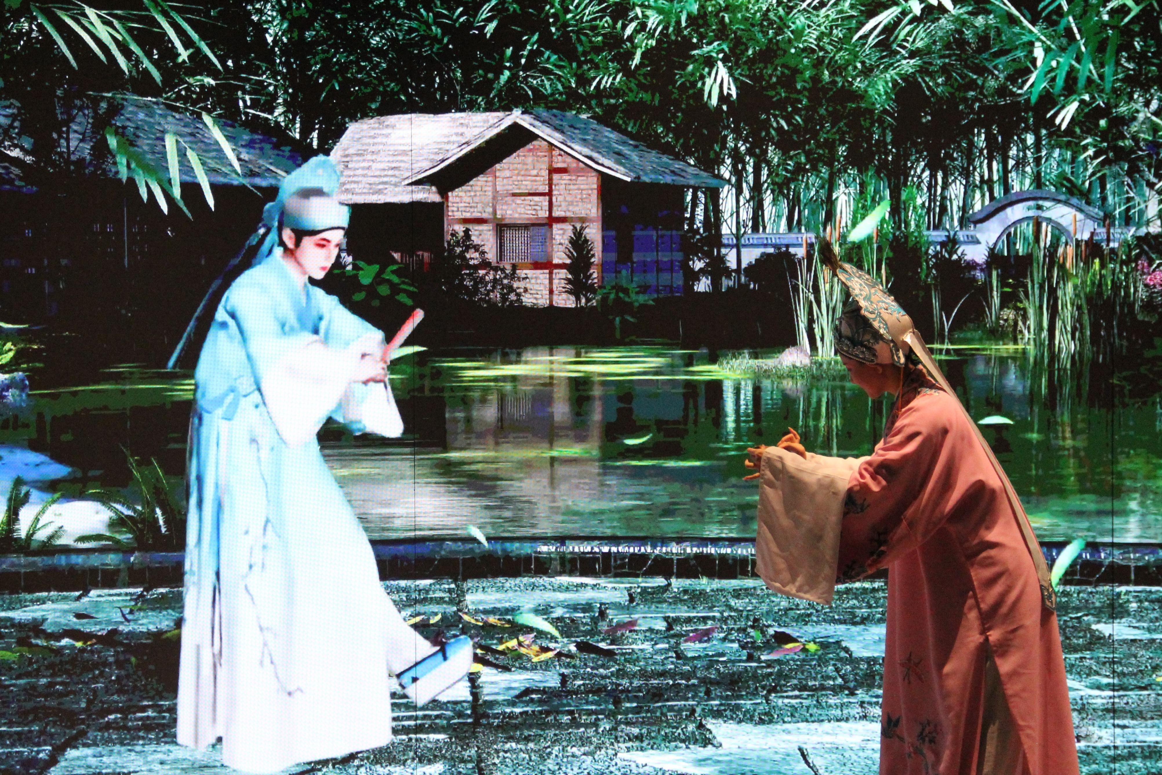 真人演員與虛擬人演員在“元啟金陵”南京數(shù)字文化客廳出演《梁山伯與祝英臺》經(jīng)典選段。受訪者供圖