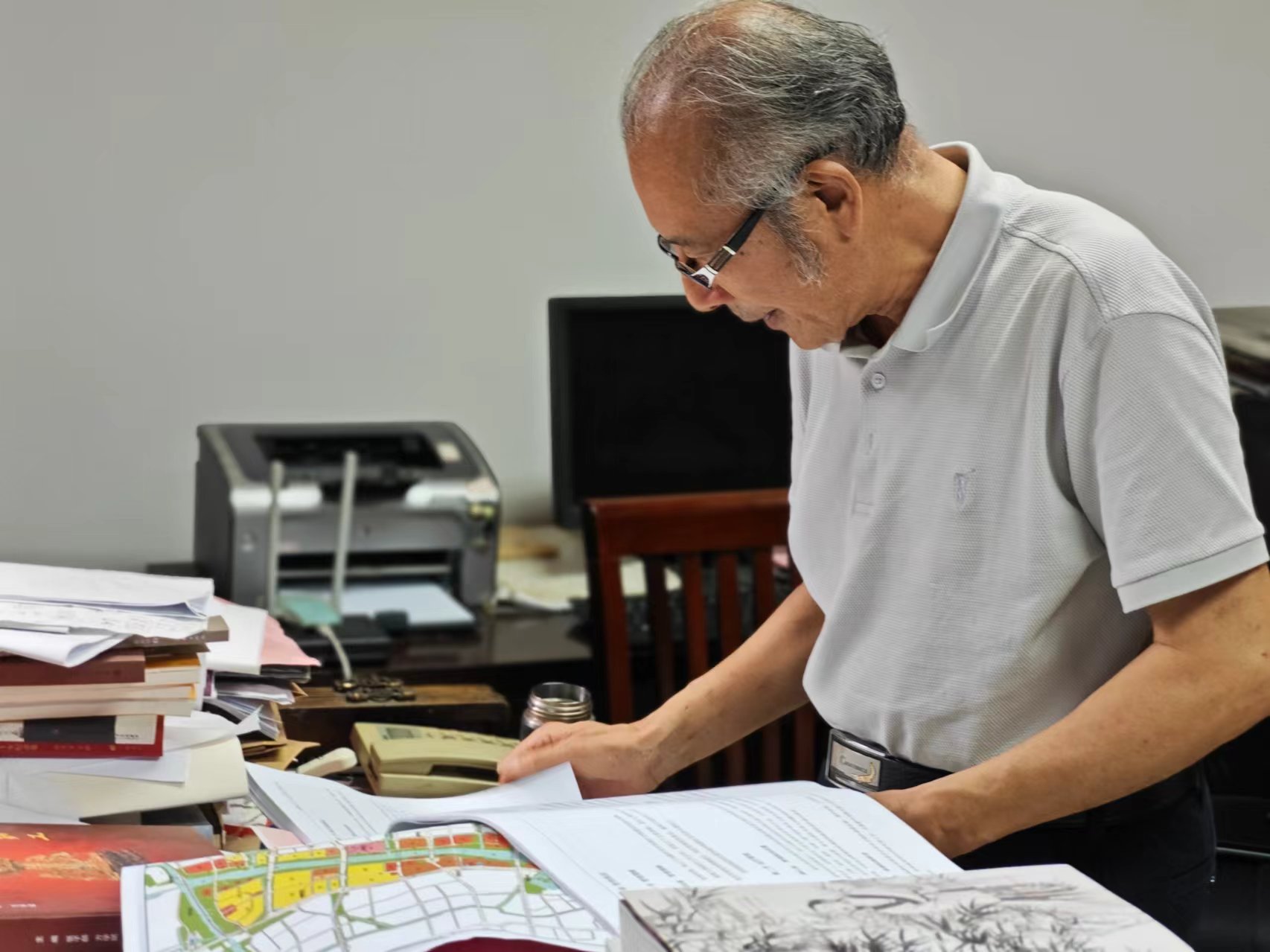 顧風在辦公室翻閱資料。人民網記者 黃鈺攝