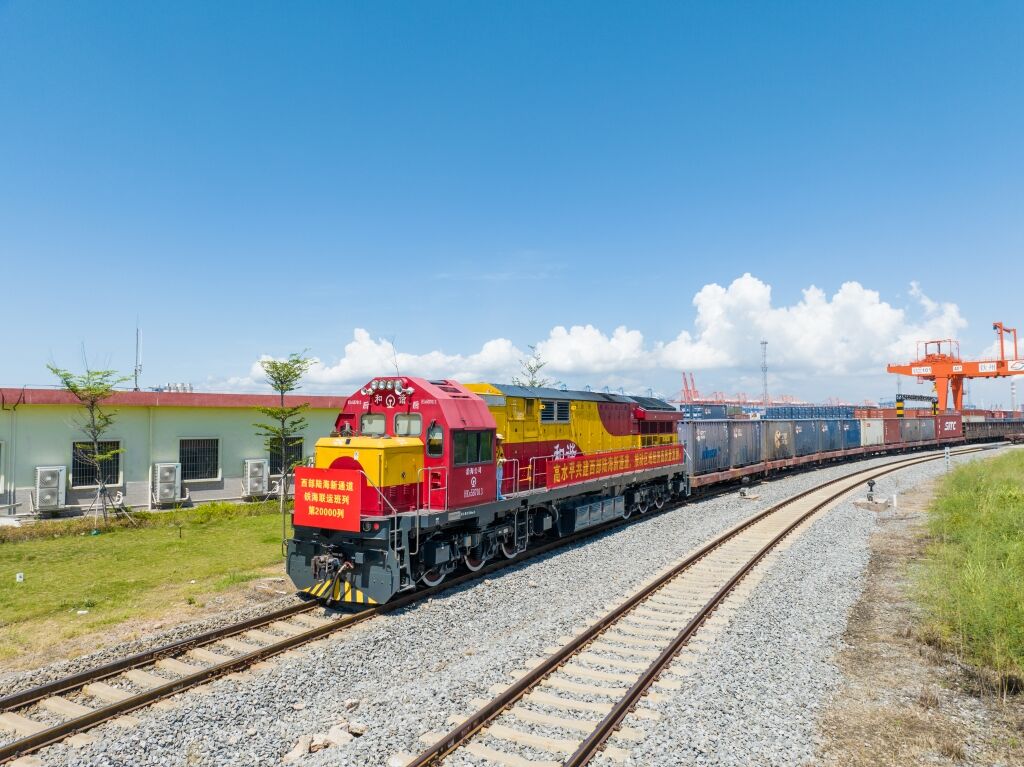 01 陸海新通道第20000列班車。陸海新通道運營公司供圖