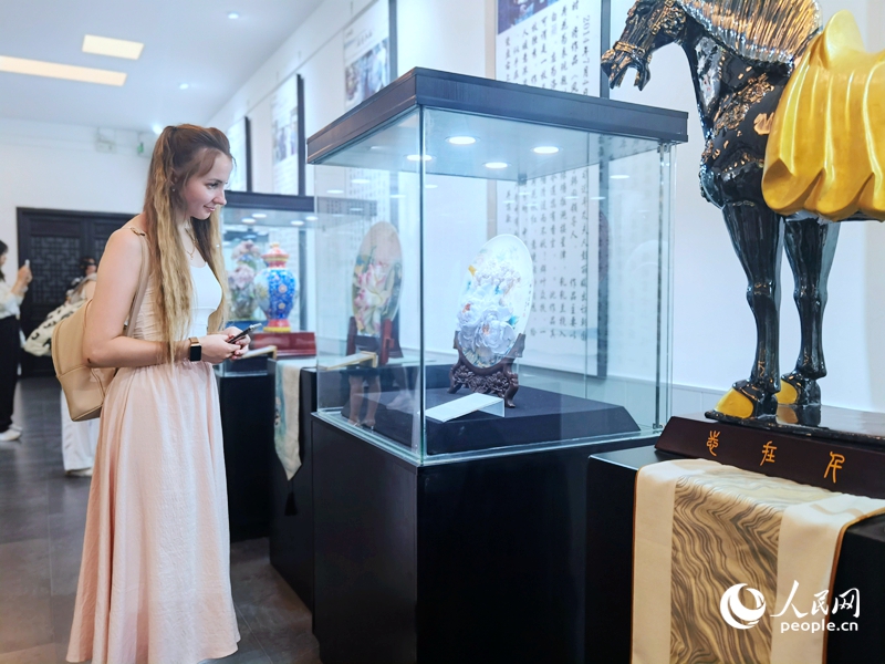 來自白俄羅斯的留學(xué)生喀秋莎駐足欣賞牡丹瓷。人民網(wǎng)記者 尚明楨攝
