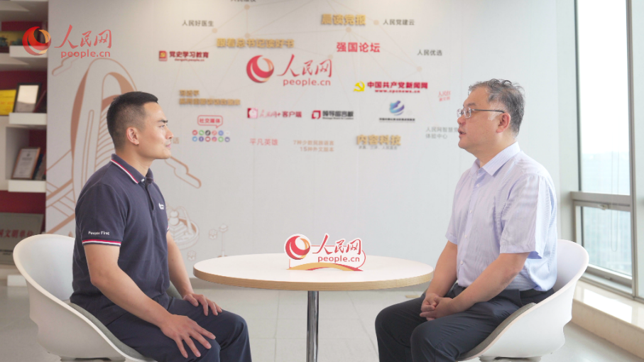 中共中央黨校（國家行政學(xué)院）國家治理教研部副主任李江濤（右）接受采訪。人民網(wǎng)記者 王紹紹攝