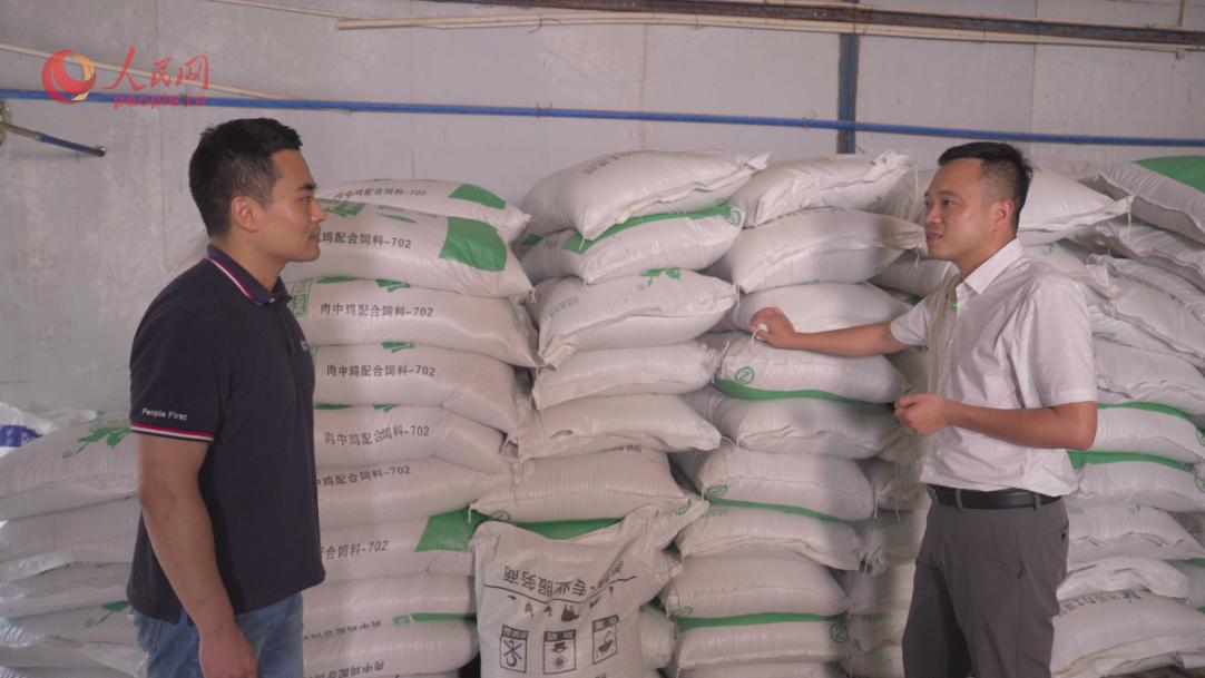 文圣農(nóng)業(yè)開發(fā)有限公司任志軍（右）接受采訪。人民網(wǎng)記者 王紹紹攝