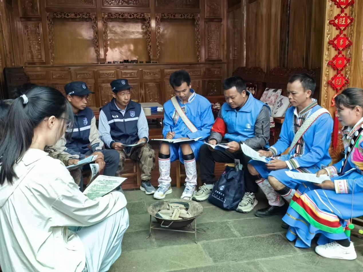 騰沖市猴橋鎮(zhèn)猴橋村國(guó)門新村舉辦火塘?xí)?。人民網(wǎng)記者 孝金波攝