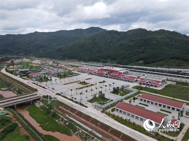 航拍云南磨憨口岸。 人民網(wǎng)記者 符皓攝