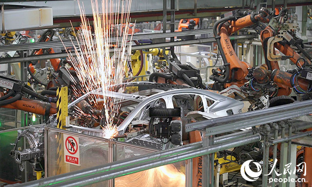 長安汽車兩江工廠，機械臂正在工作。人民網(wǎng)記者 劉祎攝