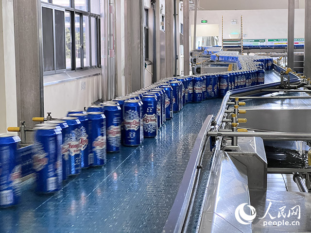 重慶啤酒包裝車間易拉罐生產(chǎn)線。人民網(wǎng)記者 胡虹攝