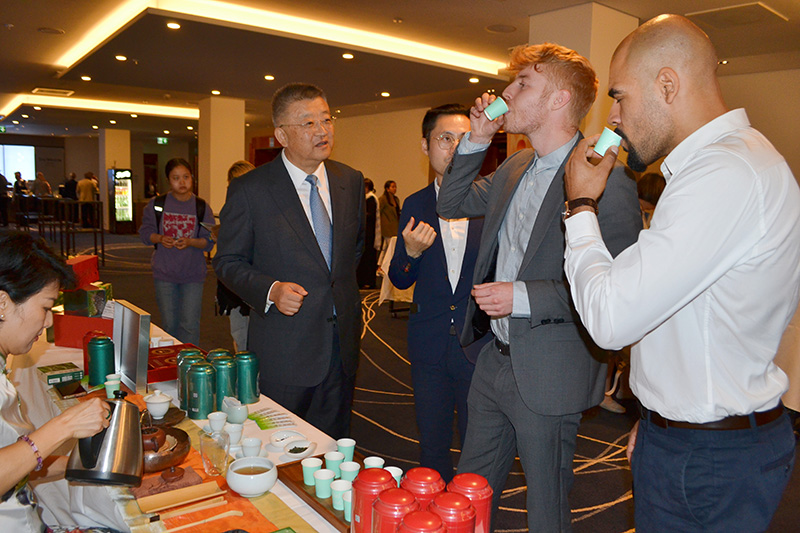 參會(huì)嘉賓品鑒貴州茶。貴州省互聯(lián)網(wǎng)信息辦公室供圖