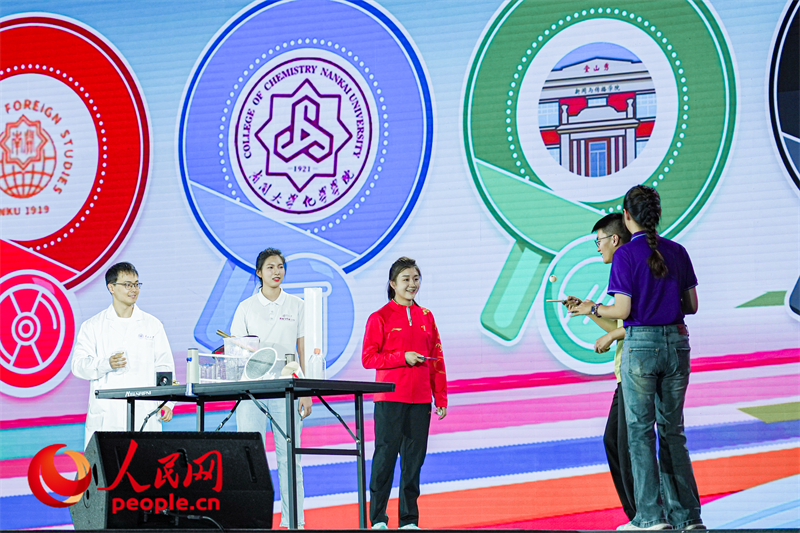 陳夢(mèng)與南開學(xué)子互動(dòng)。人民網(wǎng)記者 于凱攝