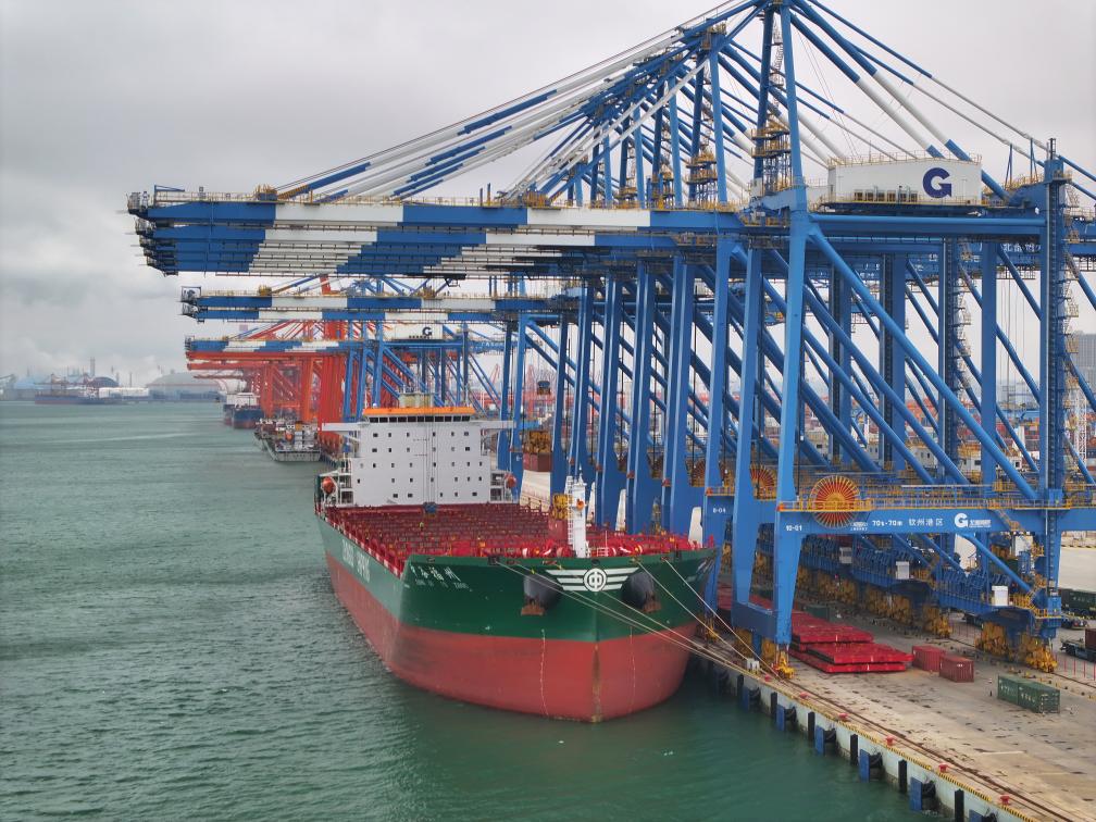 2月23日拍攝的廣西北部灣港欽州港區(qū)的碼頭堆場（無人機照片）。新華社記者 周華 攝