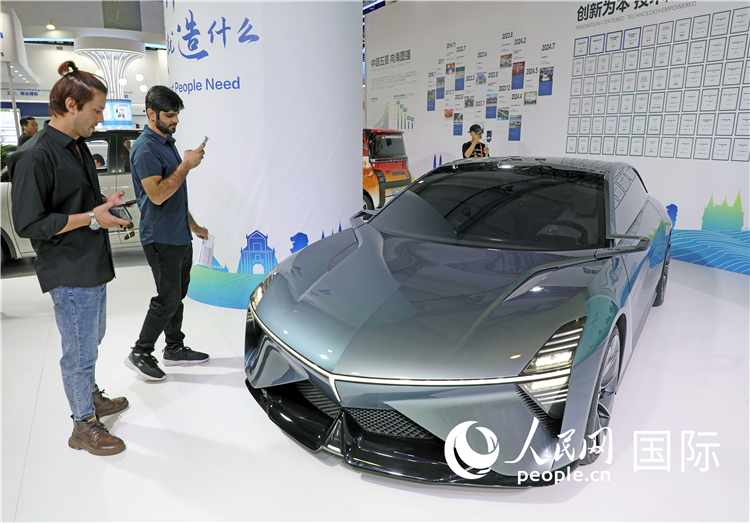 東博會(huì)上，上汽通用五菱展出的一款名為“東盟之光”的新能源概念車吸引參觀者駐足。人民網(wǎng)記者趙益普攝