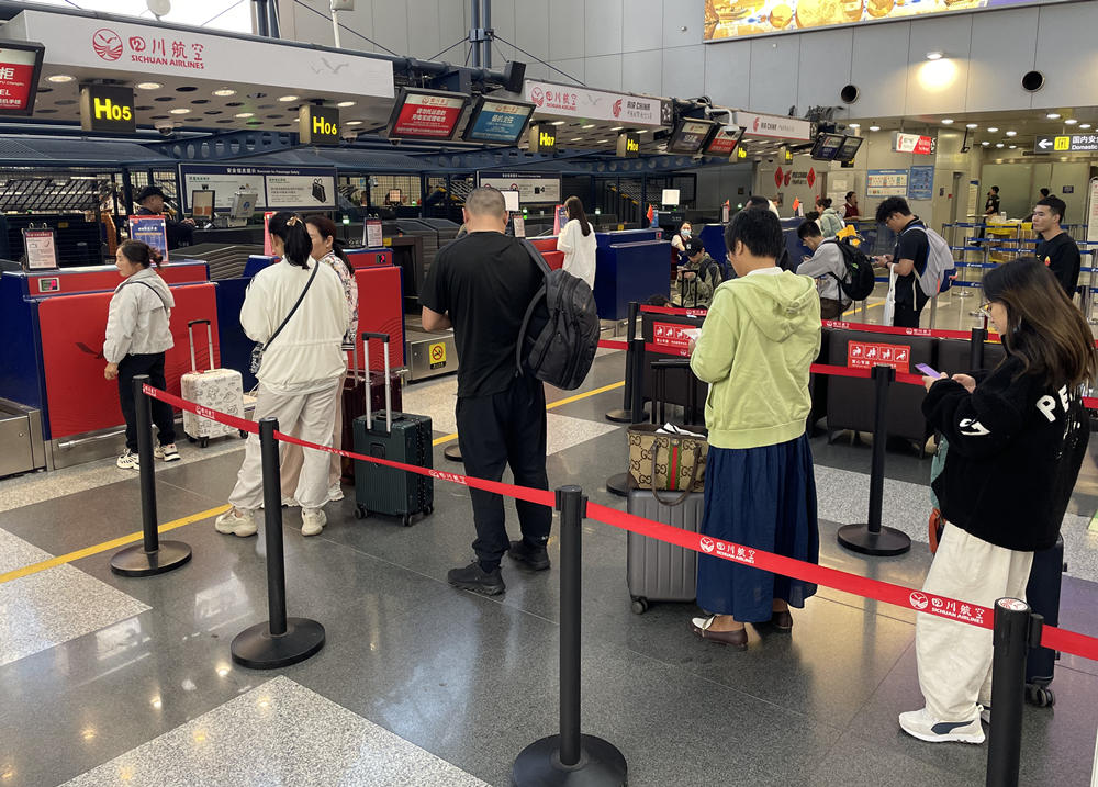 旅客在首都機(jī)場(chǎng)排隊(duì)辦理登機(jī)手續(xù)。人民網(wǎng)記者 喬雪峰攝