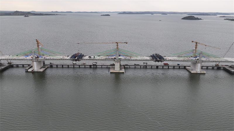 圖為馬古富力大橋合龍現(xiàn)場。中土東非公司供圖