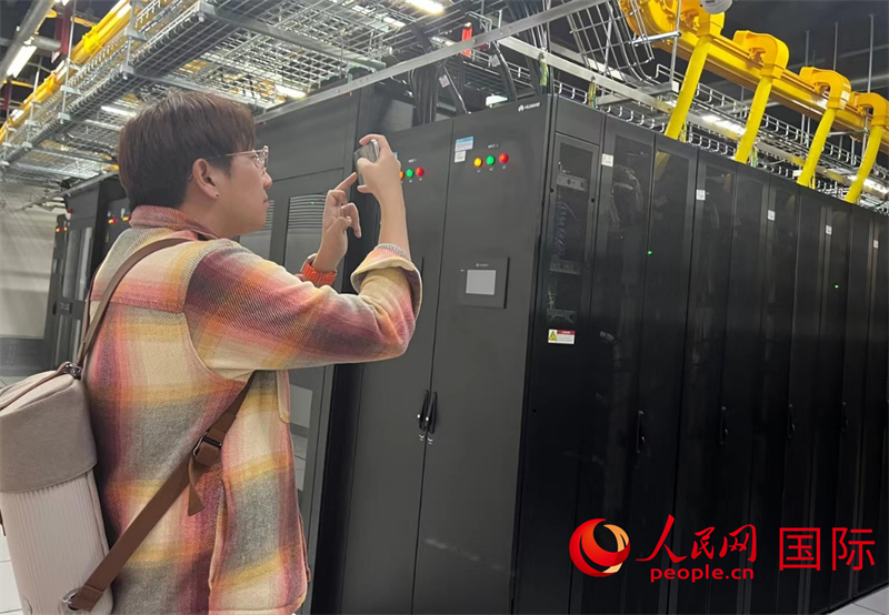 韓國博主樸大一參觀中國移動新疆云計算和大數(shù)據(jù)中心機房。人民網(wǎng)記者曾書柔攝