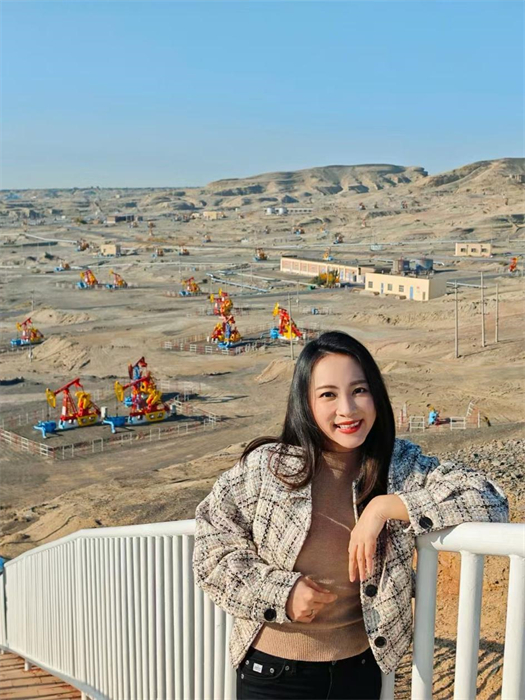 中泰文化推廣達人張愛玲參觀克拉瑪依百里油區(qū)。受訪者供圖