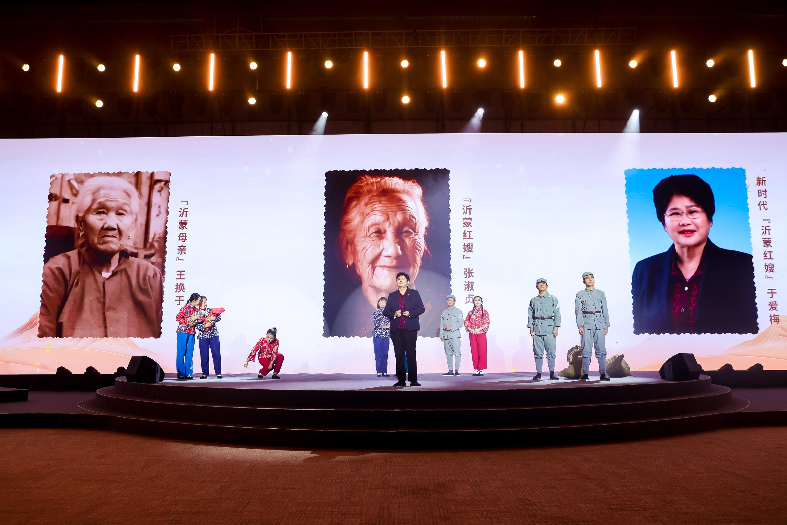 “何以中國·弦歌不輟”網(wǎng)絡(luò)主題活動現(xiàn)場，于愛梅講述“沂蒙紅嫂”的故事。人民視頻供圖。