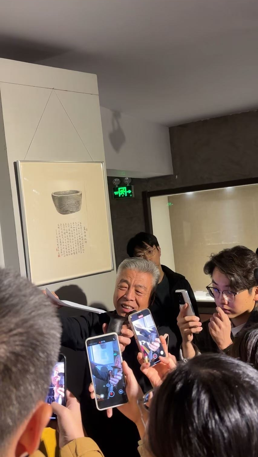 黑陶邢文化博物館館長邢葆東展示兩張相疊的A4紙，向記者解釋此為杯口的厚度。