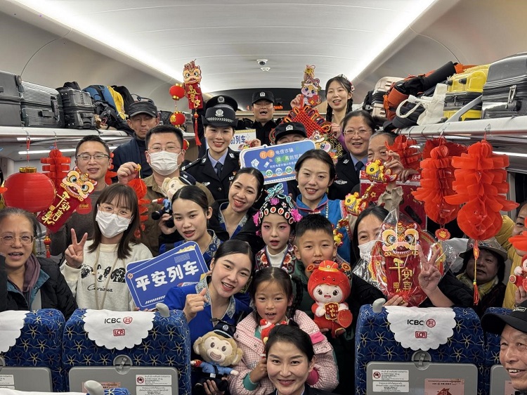 春節(jié)期間，在中老鐵路磨萬(wàn)（磨丁—萬(wàn)象）段，鐵路客運(yùn)員工與乘客合影留念。李加勇攝