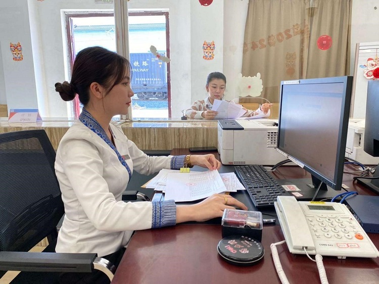 春節(jié)期間，中老鐵路員工堅(jiān)守崗位，保障鐵路運(yùn)行安全、暢通。李加勇攝