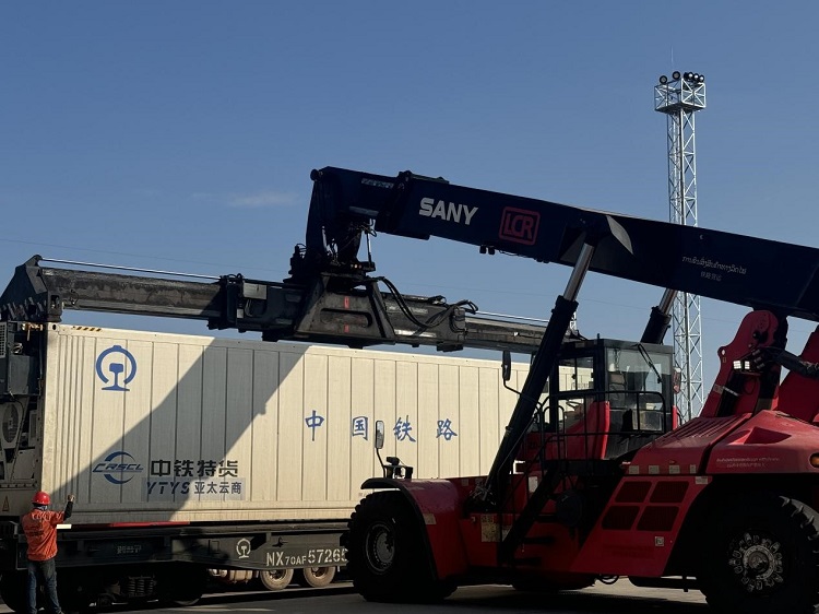 春節(jié)期間，起重機(jī)吊裝即將發(fā)運(yùn)的冷鏈集裝箱。李加勇攝