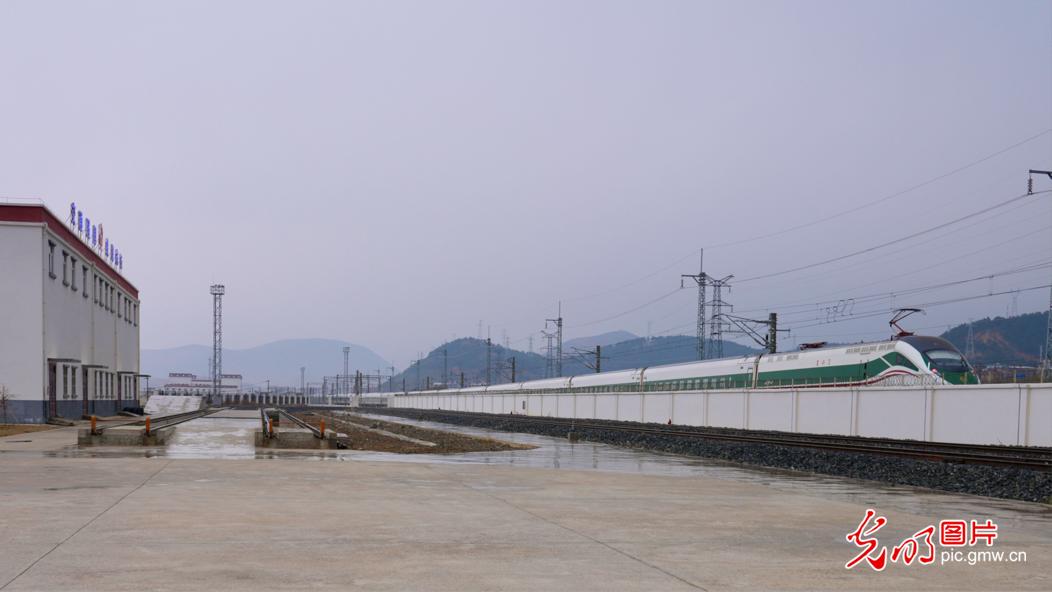 【發(fā)現(xiàn)最美鐵路】云端上的“毫米級”守護者——麗香鐵路養(yǎng)護工