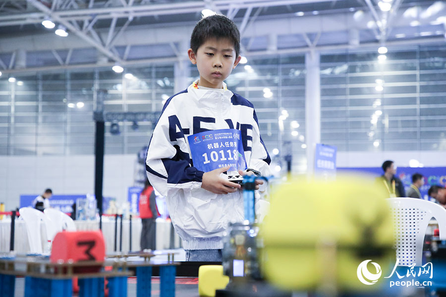 參加2025數(shù)字中國創(chuàng)新大賽青少年AI機器人賽道決賽的小選手。人民網(wǎng)記者 焦艷攝