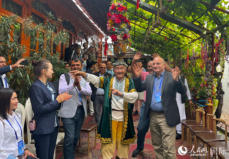 5月24日，外國(guó)媒體人在伊寧市喀贊其民俗旅游區(qū)參觀體驗(yàn)。 人民網(wǎng)記者 翟轉(zhuǎn)麗攝