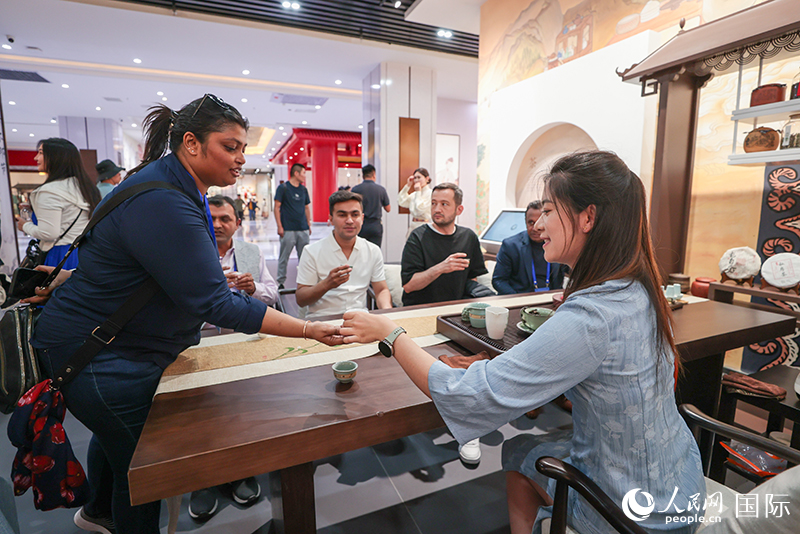 5月25日，外國(guó)媒體人在霍爾果斯國(guó)際邊境合作中心中國(guó)文化館參觀。人民網(wǎng)記者 張武軍攝