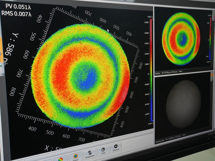 屏幕上清晰顯示著光學(xué)元器件的打磨程度。人民網(wǎng)記者 李洋攝