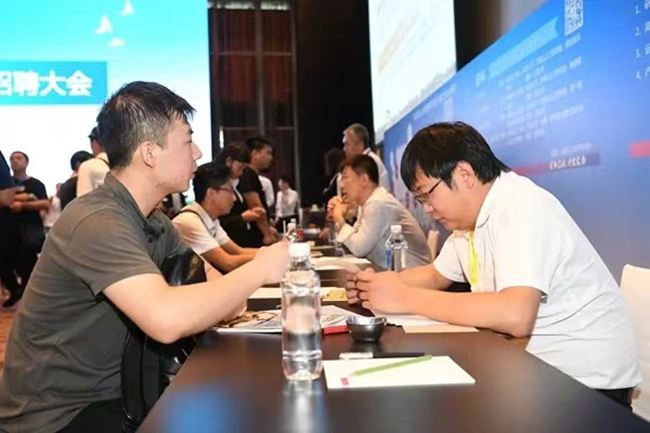 光電產(chǎn)業(yè)人才招聘會(huì)。人民網(wǎng)記者 李洋攝