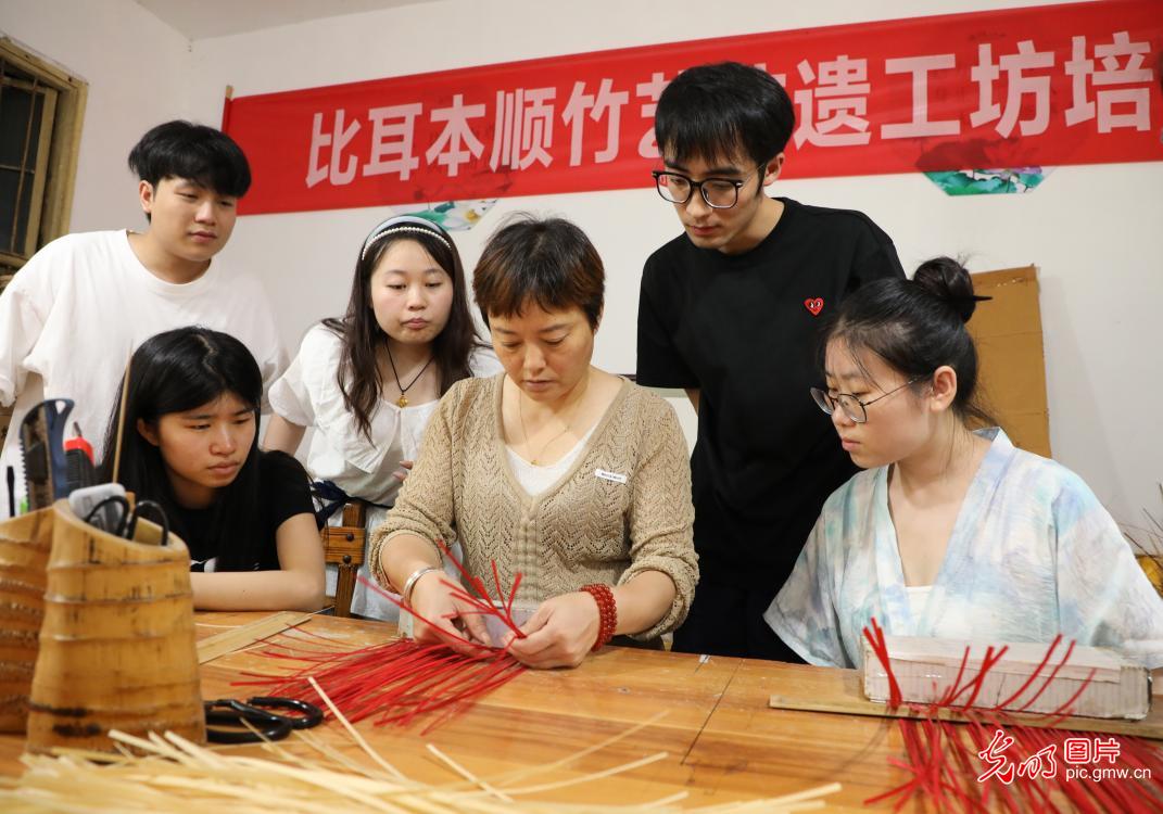 直播助農、健康義診、扮靚街巷……青年學子暑期返鄉(xiāng)服務桑梓