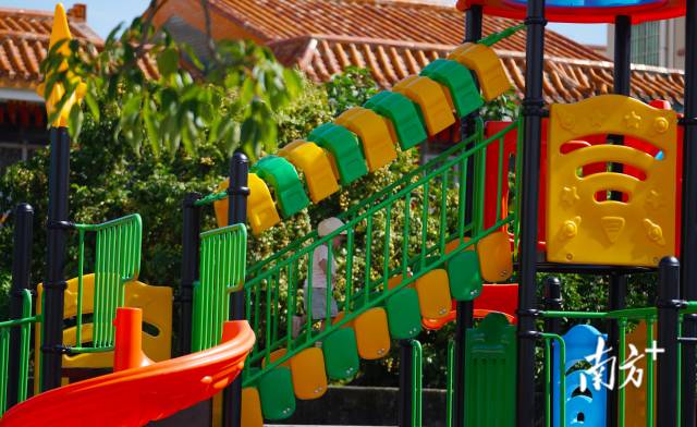 崖口村近年來也大力發(fā)展村里的基礎(chǔ)設(shè)施建設(shè)，尤其為老人和小孩提供更多的休閑娛樂場所。