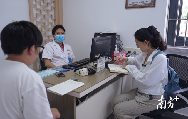 公共服務(wù)調(diào)研組在崖口村衛(wèi)生站調(diào)研。