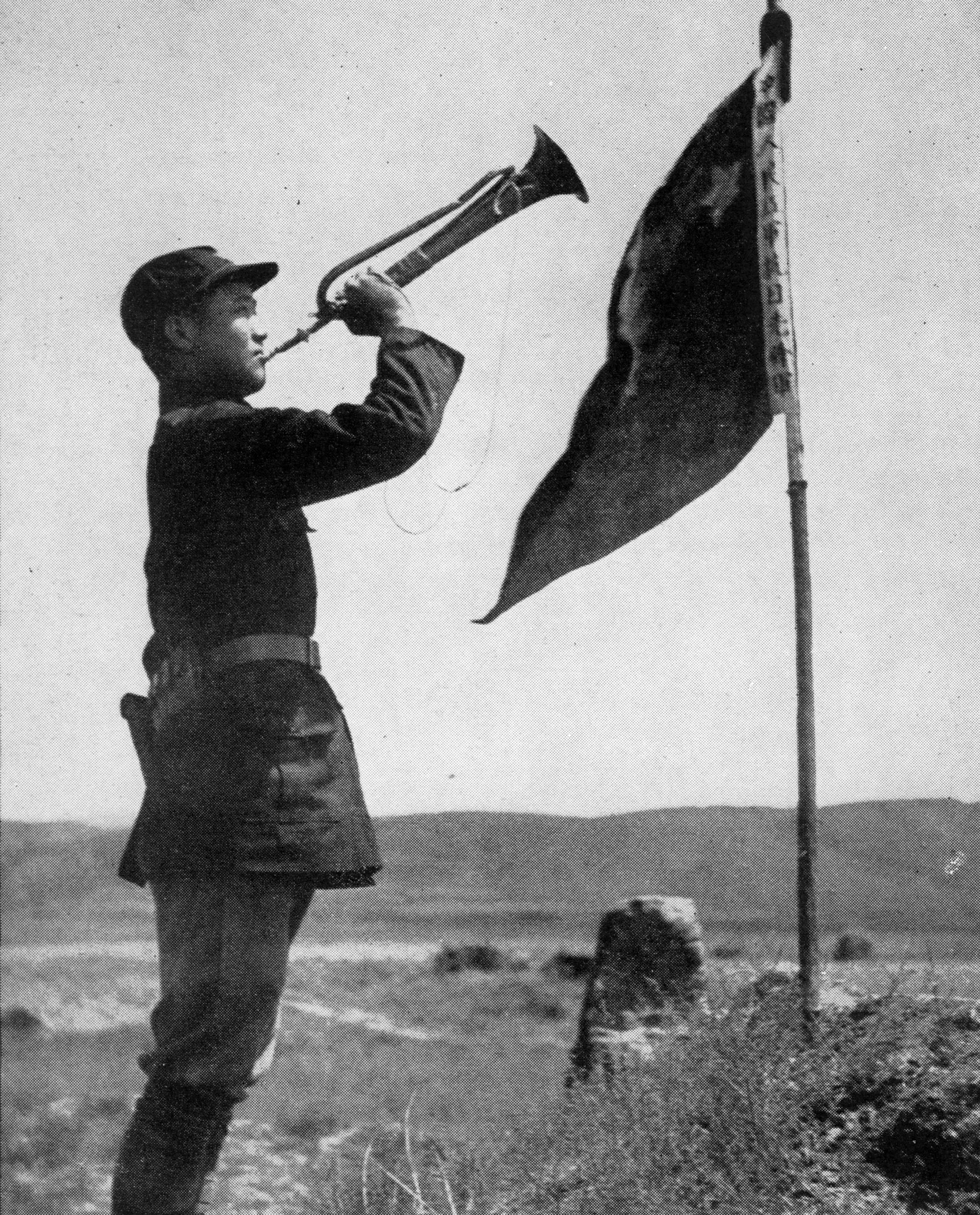 斯諾在預(yù)旺堡拍攝的紅軍司號員，他身邊的旗子上寫著“中國人民紅軍抗日先鋒隊”。