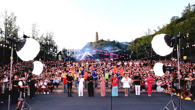 “寶塔山下唱民歌”活動(dòng)現(xiàn)場(chǎng)盛況。加向前攝