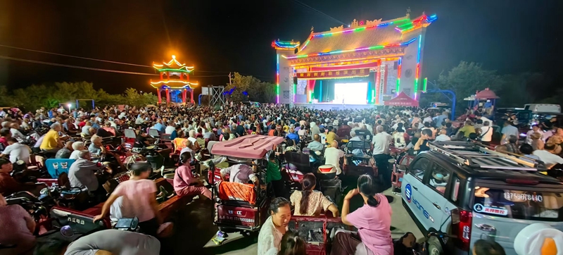 “戲曲進(jìn)鄉(xiāng)村”在吉安城村演出。姚二曼攝