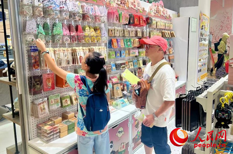 游客在文創(chuàng)店挑選商品。人民網(wǎng)記者 鄒星攝