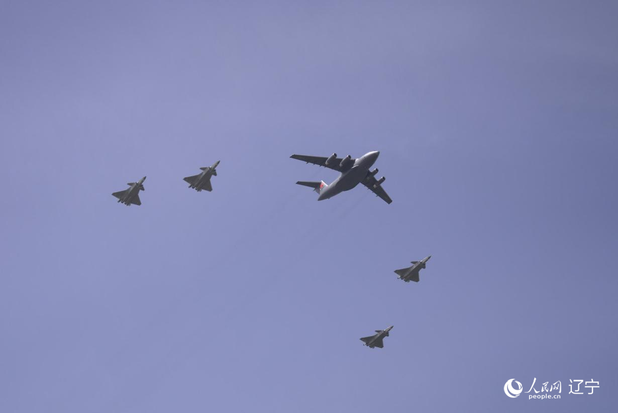 執(zhí)行第十二批在韓中國(guó)人民志愿軍烈士遺骸轉(zhuǎn)運(yùn)任務(wù)的運(yùn)-20進(jìn)入中國(guó)領(lǐng)空后，首次采用“五機(jī)編隊(duì)”的方式，由4架殲-20伴飛護(hù)航，與往年相比護(hù)航規(guī)格更高。人民網(wǎng)記者 邱宇哲攝