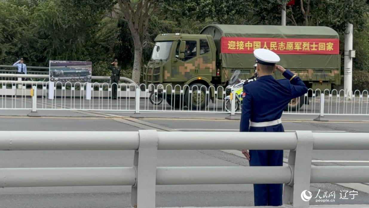 沈陽(yáng)市渾河橋東側(cè)，擺放著東風(fēng)—5C導(dǎo)彈的受閱照片。人民網(wǎng)記者 湯龍攝