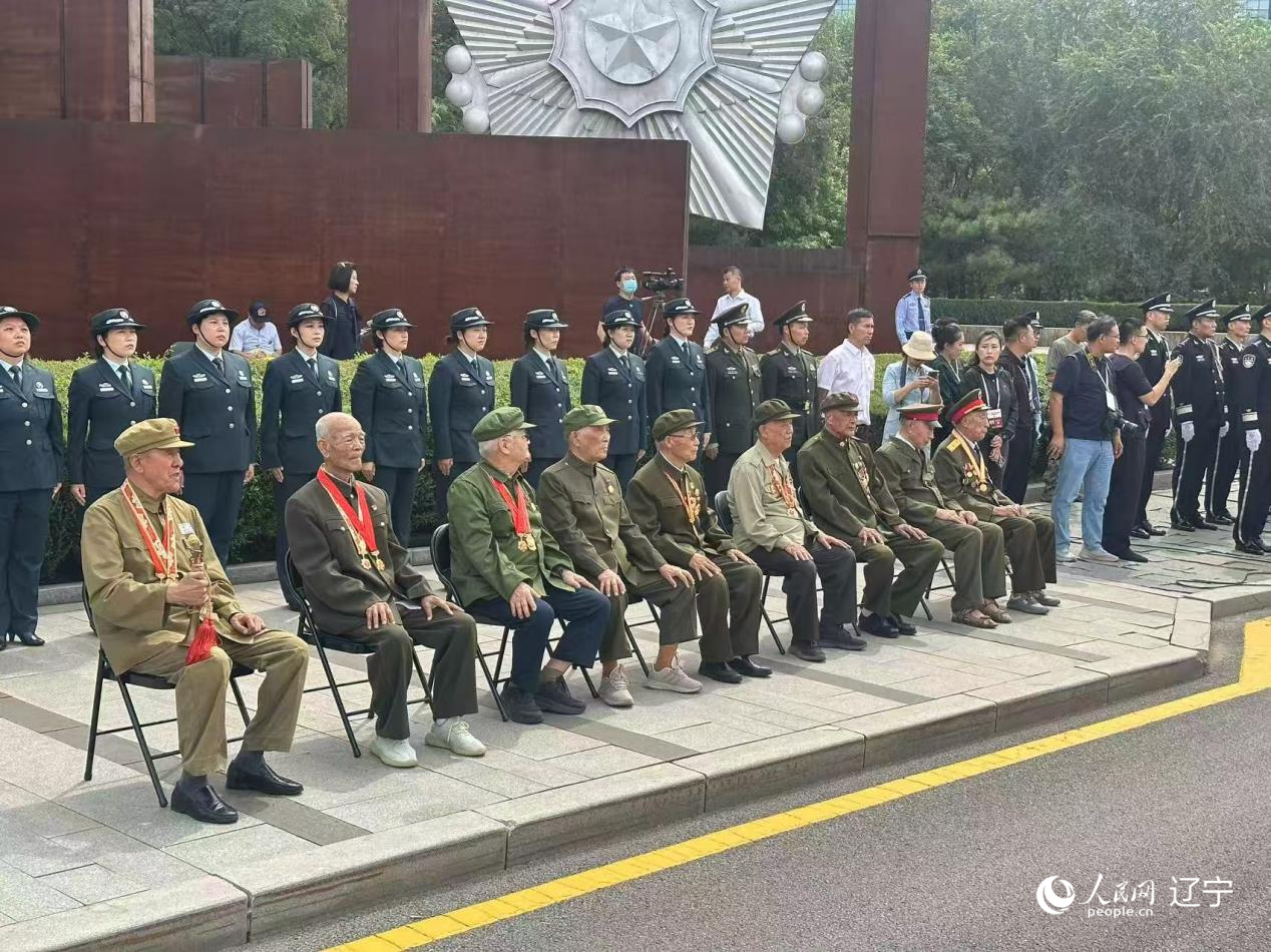 沈陽(yáng)抗美援朝烈士陵園門(mén)前，志愿軍老戰(zhàn)士等候戰(zhàn)友的歸隊(duì)。人民網(wǎng)記者 周頌雪攝