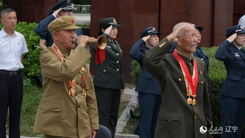 志愿軍老戰(zhàn)士南啟祥再次為戰(zhàn)友吹響了沖鋒號(hào)。人民網(wǎng)記者 周頌雪攝