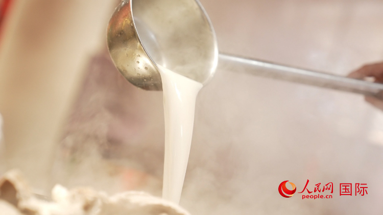 熬制中的徐州羊湯。人民網(wǎng)記者 蘇纓翔攝