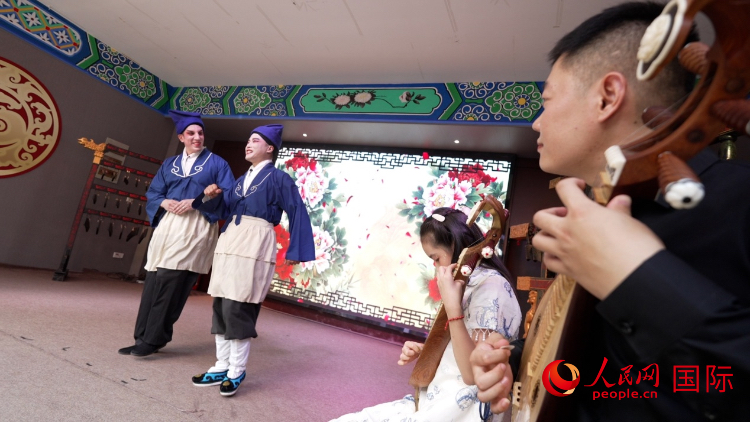 人民網(wǎng)外籍專家湖長(zhǎng)明體驗(yàn)柳琴戲。人民網(wǎng)記者 蘇纓翔攝