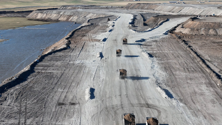 徐工無(wú)人電動(dòng)礦卡行駛在內(nèi)蒙古華能伊敏露天礦區(qū)。受訪對(duì)象供圖