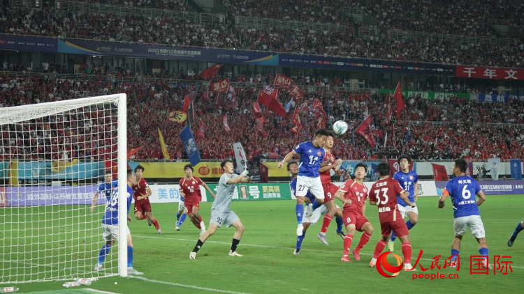 “蘇超”比賽現(xiàn)場(chǎng)。人民網(wǎng)記者 余樂(lè)攝