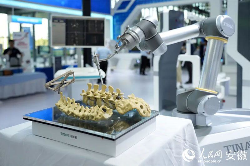 2024世界制造業(yè)大會上展出的骨科手術機器人。人民網(wǎng)記者 王銳攝
