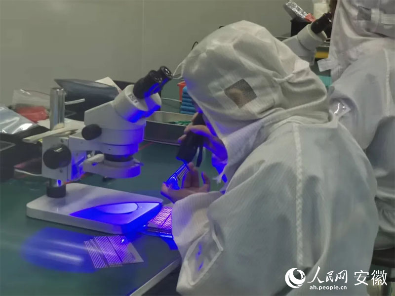 金張科技帶動下，超100家功能膜新材料企業(yè)在太湖縣集聚。人民網(wǎng)記者 胡雨松攝