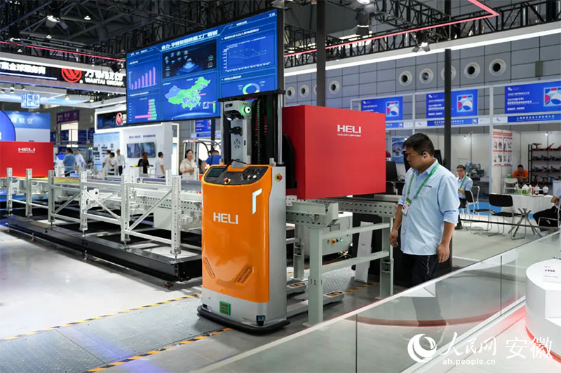 2024世界制造業(yè)大會上，合力將智能數(shù)據(jù)工廠系統(tǒng)帶進展會。人民網(wǎng)記者 王銳攝